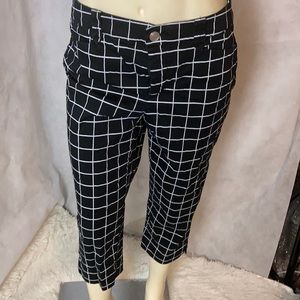 🌻Intro ❤️ love the fit Black & White Capris